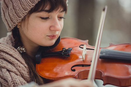 少年女孩肖像与小提琴