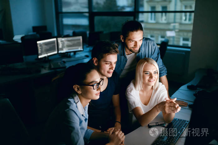 办公室计算机工作的程序员团队