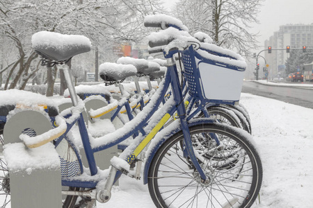 冰雪覆盖的城市自行车