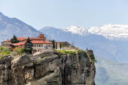 在高高的岩石上的老修道院。希腊。米特奥拉