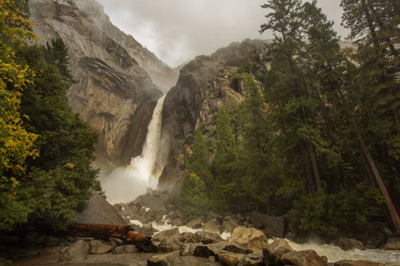 约塞米蒂瀑布在优胜美地国家的壮观景色