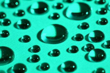 水绿色玻璃上滴