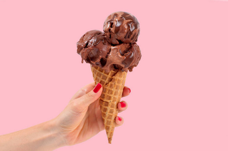 巧克力冰淇淋锥粉红色褪色柔和的颜色背景