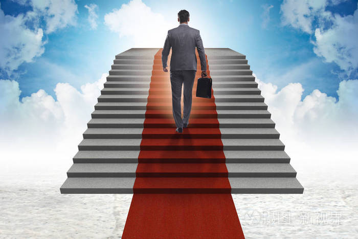 年轻生意人攀登台阶和红色地毯入天空