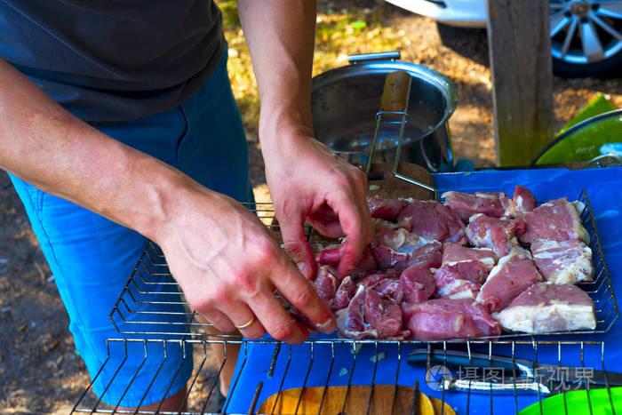 男人烹饪腌制的串