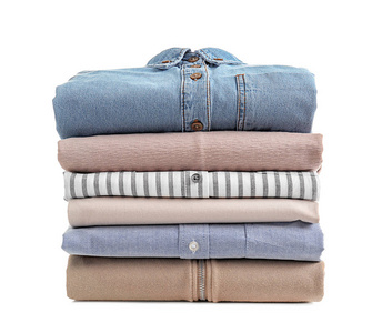 白色背景下的干净衣服堆照片