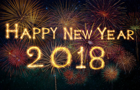 上面有荧光画2018 年新的一年快乐一个英俊的男孩在狂欢派对上用荧光