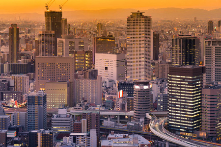 日落色调的办公大楼景观城市与山区背景