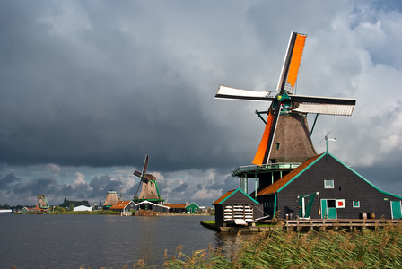大风zaanse schans,荷兰的大风车照片