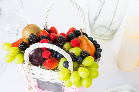 静物 水果和浆果的篮子, 咖啡杯和蜡烛