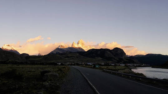 乡村路和著名的罗罗伊山在黄昏。递减的视角。全景