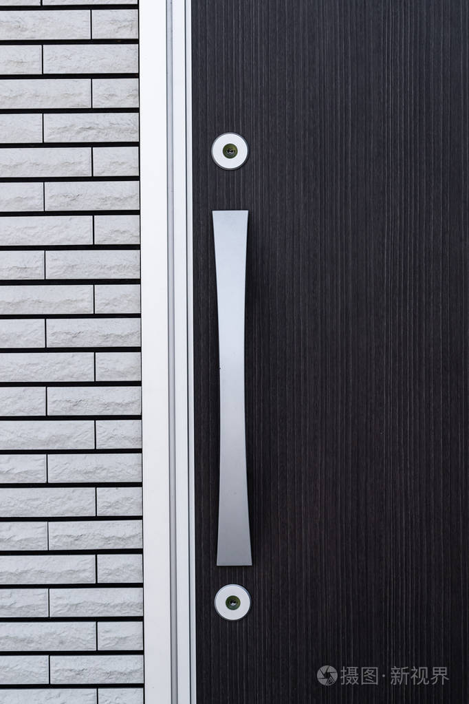 现代门把手和木门