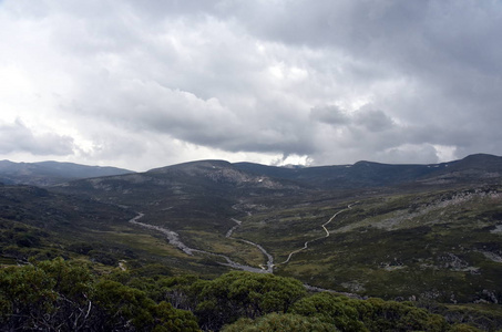 在夏洛特山口在澳大利亚新南威尔士大学大雪山的行走轨道