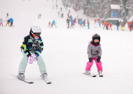 母亲和她的女儿滑雪