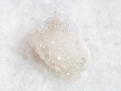 白色 Okenite Prehnite 的粗晶