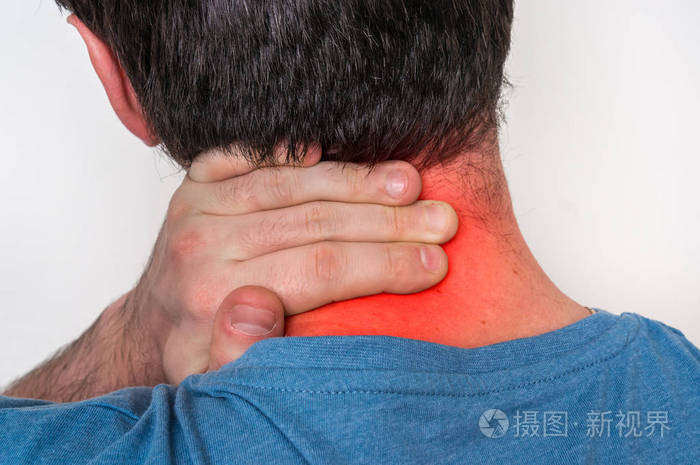 在他的脖子上有疼痛的肌肉拉伤的男人