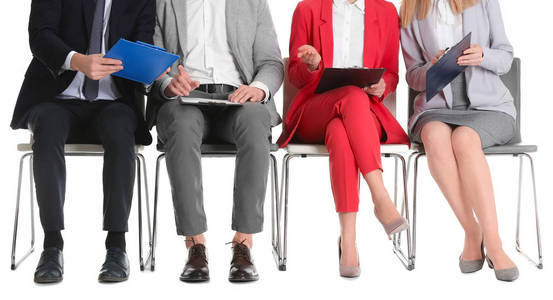 一群人在白色背景上等候面试照片