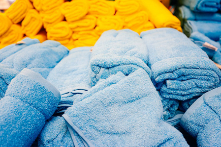 蓝色和黄色干净, 柔软的淋浴毛巾