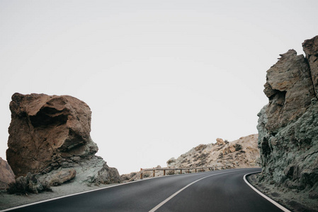 高速公路在云中的山上两块岩石之间行驶。Teide 国家公园。特内里费