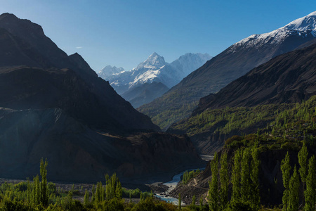 山谷山风景, 森林并且山脉在夏天在罕萨谷巴基斯坦