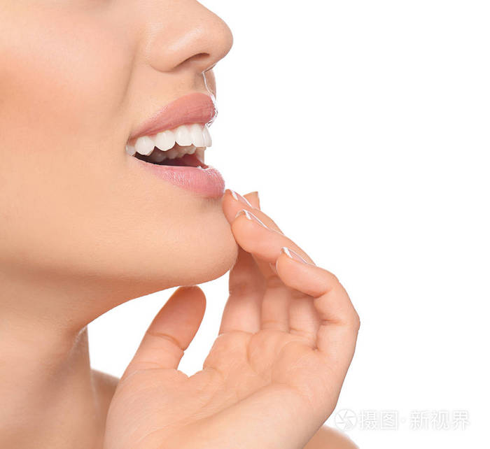 在白色背景美丽的微笑的年轻妇女, 特写.牙齿美白