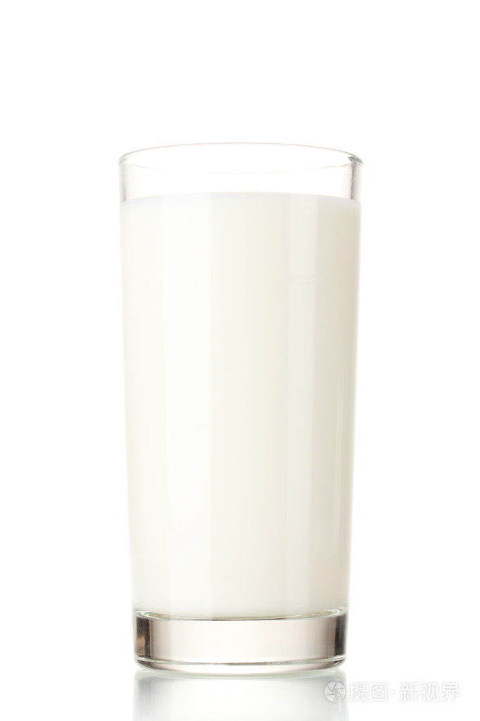 一杯牛奶被隔绝在白色