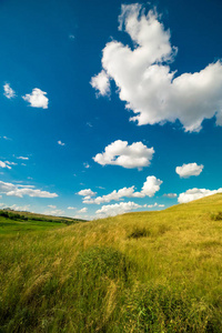 连绵起伏的丘陵与美丽的云彩的夏天风景