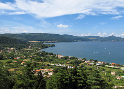 布拉恰诺湖的全景视图
