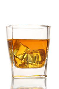 苏格兰威士忌和孤立在白色的冰玻璃