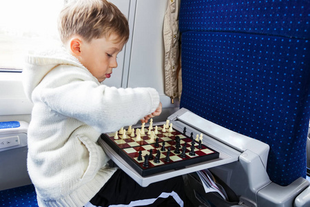 男孩下棋坐在火车上图片