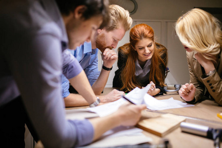 创意工作者创意工作者设计和车间一起刨照片