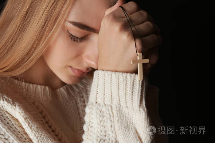 宗教祈祷的年轻女人