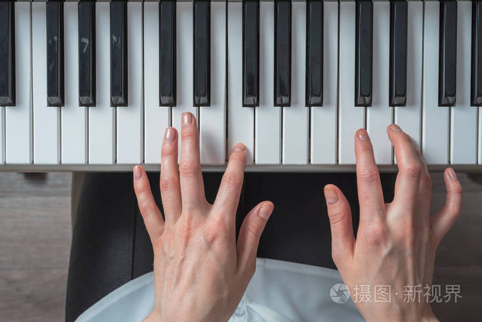 女性手演奏合成器的最高视图 作曲音乐照片 正版商用图片03x3f6 摄图新视界