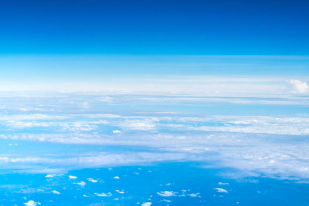 蓝蓝的天空和云顶部查看从飞机窗口，自然酒泉