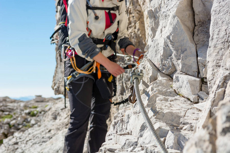 通过 ferrata 集的雌性登山者特写