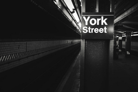 约克街地铁站黑白照片, 纽约, 美国