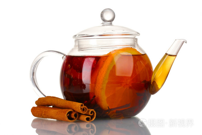 玻璃茶壶配橙色和白色上孤立的肉桂红茶
