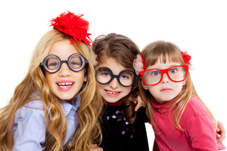 戴着滑稽眼镜的书呆子儿童女孩组