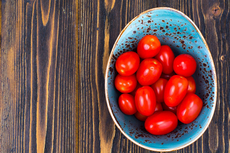小红色成熟西红柿在碗在木桌, 顶部看法