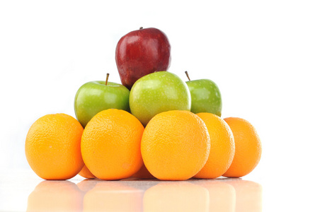 多彩金字塔的橙色 红色的苹果和青苹果的果实