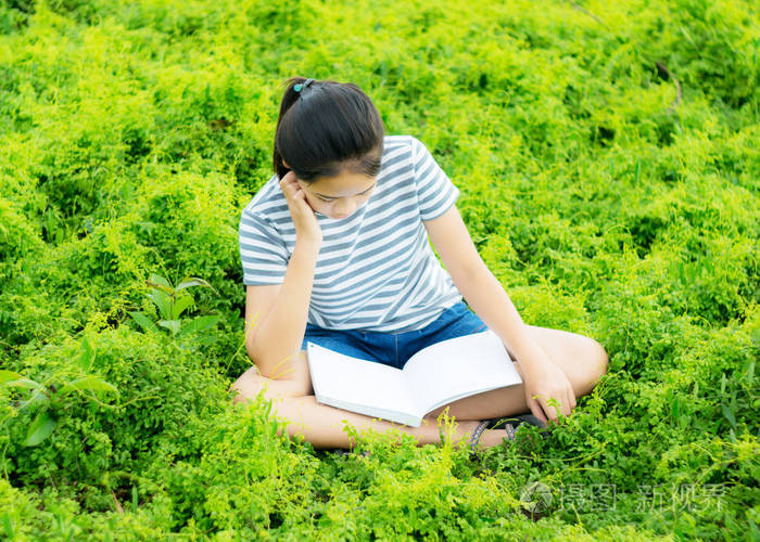 绿色草甸乡村自然的年轻女孩读书