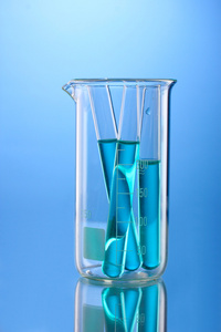 实验室管的测量对基本法  的思考与烧杯中的蓝色液体