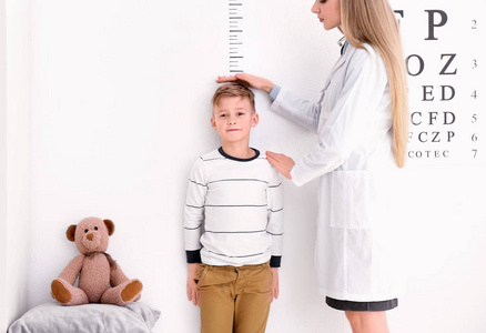 学生身高测量小男孩身高的医生照片