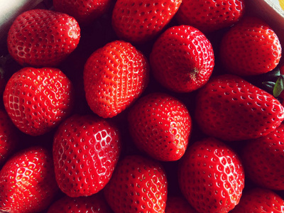 新鲜草莓背景五颜六色