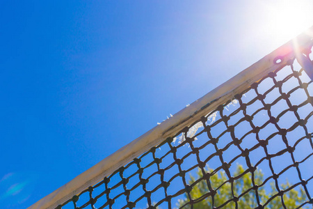 网球网在蔚蓝的天空