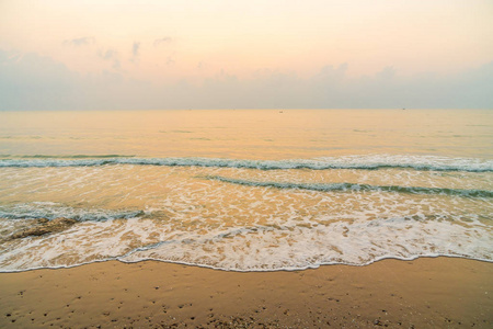 美丽的海滩和海在日出时间