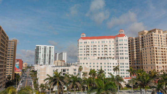 西棕榈海滩建筑的空中全景地平线。这座城市吸引了1000万游客 anually