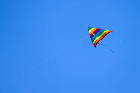 风筝在蓝天上飞翔风筝大风筝细节一舰队关于风筝五彩风筝小男孩在晴天