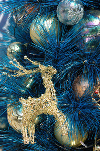 蓝色圣诞树上金黄鹿饰品