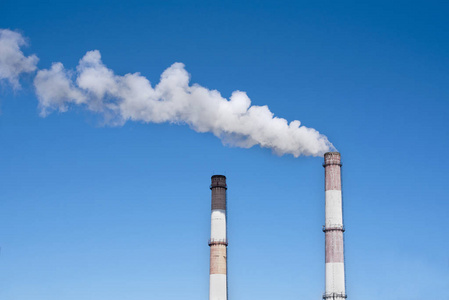 烟雾, 排放到大气中的一个工业管道对一个晴朗的蓝天。电站